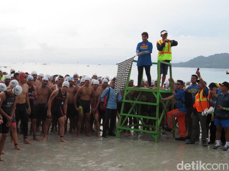 Kibarkan Bendera, Menteri Susi Lepas Peserta Salahutu Aquathlon Kibarkan Bendera, Menteri Susi Lepas Peserta Salahutu Aquathlon