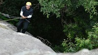 Kini wisata via ferrata Gunung Parang kian diminati wisatawan. Tak sedikit dari wisatawan lokal hingga asing yang tertarik datang untuk mencoba (Tri/detikTravel)