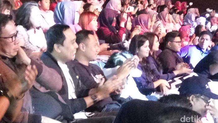 Di Sela Gerilya, Agus Ajak Keluarga Nonton Konser Prilly Latuconsina