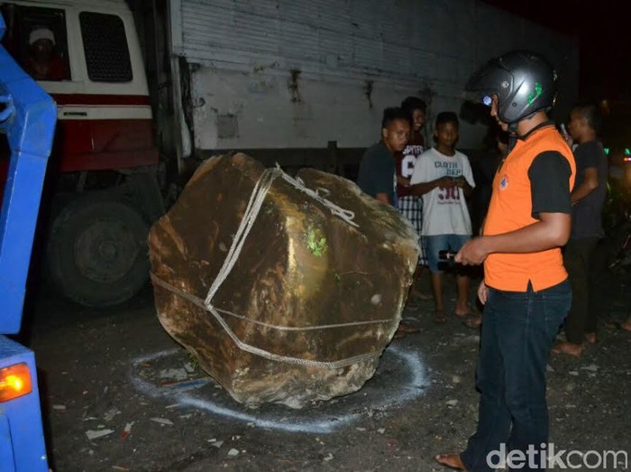 Batu Besar Longsor ke Jalan, Sebuah Bus Ringsek di Bagian Depan