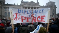 Mereka berdemo di depan gedung parlemen di Berlin. REUTERS/Christian Mang.