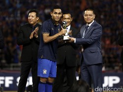 Pemain Thailand, Teerasil Dangda berhasil menyabet pemain terbaik dan top skor dalam kejuaraan Sepakbola tingkat Asia Tenggara.