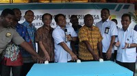 Peresmian dilakukan oleh Asiaten II Kebupaten Jayapura, Denis Simba yang mewakili Bupati Jayapura dan General Manajer PLN WP2B Johanes Sukrislismono Kamis (15/12). Pool/dok. PLN.
