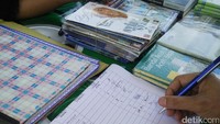 Di tempat ini juga dijual buku-buku tentang tsunami Aceh. Ada juga foto-foto dan video cerita yang juga bisa dibeli wisatawan (Kartika/detikTravel)