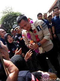 Agus Yudhoyono 'Gerilya' ke Matraman, Disambut Meriah dan Dikalungi Bunga 