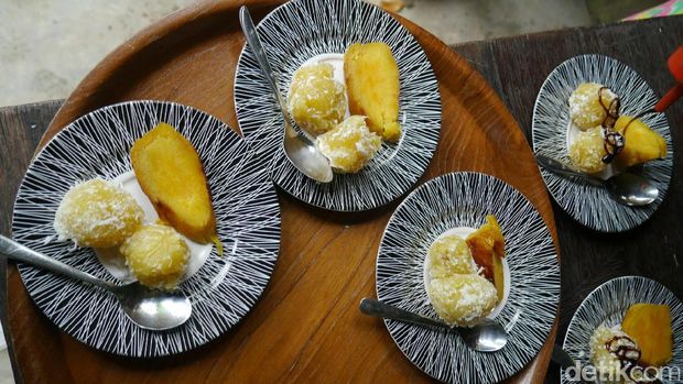 Membuat kue pulung-pulung (Kurnia/detikTravel)