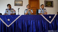 Wakil Kepala Staf Angkatan Udara Marsekal Madya TNI Hadiyan Sumintaatmadja mengatakan bahwa semen yang dibawa itu adalah resmi dan tidak melanggar aturan.