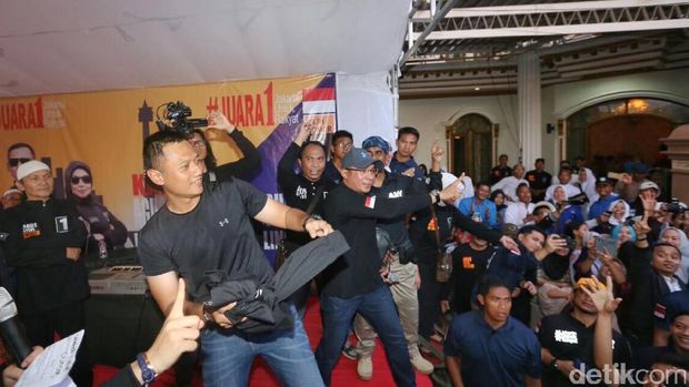 Gerilya di Semper, Agus Minta Doa dan Lemparkan Baju Taktisnya