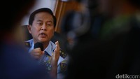 Wakasau Marsekal Madya TNI Hadiyan Sumintaatmadja memberikan keterangan pers di Lanud Halim Perdana Kusuma, Jakarta, Minggu (18/12/2016).