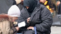 Seorang anak tengah membaca Alquran. REUTERS/Abdalrhman Ismail.