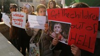 Mereka membawa berbagai poster dukungan untuk warga Aleppo. REUTERS/Muhammad Hamed.