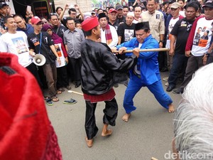 Saat Agus Yudhoyono Disambut Adu Silat dan Pantun oleh Jawara Kampung Poncol
