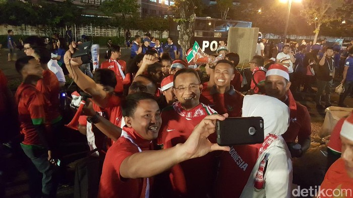 Ketika Anies Baswedan Menjadi Suporter Merah Putih di Thailand