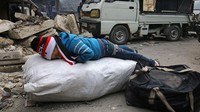 Seorang anak tertidur karena kelelahan. REUTERS/Abdalrhman Ismail.