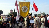 Selain alumni UGM, masyarakat Yogyakarta juga turut serta memeriahkan acara nitilaku tersebut.