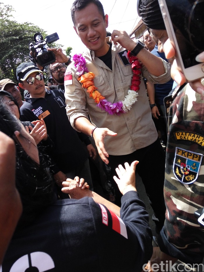Agus Yudhoyono Gerilya ke Matraman, Disambut Meriah dan Dikalungi Bunga