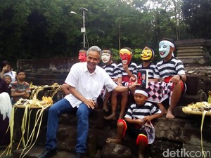 Buku Berisi Kegilaan Gubernur Ganjar Diluncurkan di Candi Gunung Wukir
