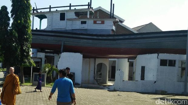 Perahu ini nangkring di atas rumah (Kartika/detikTravel)