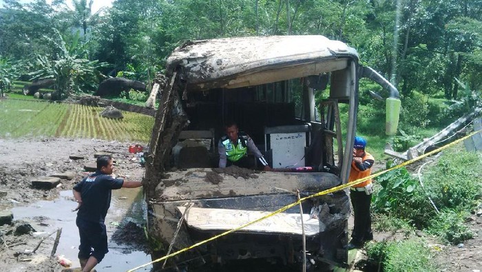 Bus Masuk Sawah di Pemalang, 8 Orang Tewas