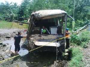 Bus Masuk Sawah di Pemalang, 8 Orang Tewas