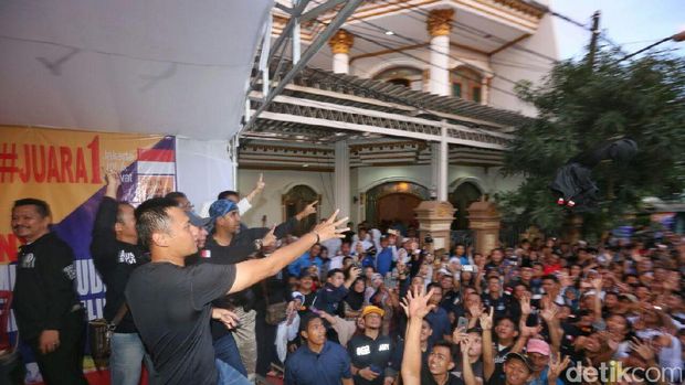 Gerilya di Semper, Agus Minta Doa dan Lemparkan Baju Taktisnya