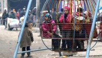 Anak-anak bermain sambil menunggu proses evakuasi di selatan Aleppo. REUTERS/Abdalrhman Ismail.