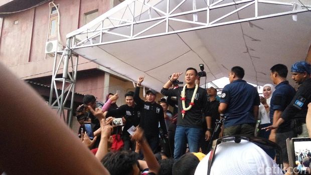 Gerilya di Semper, Agus Minta Doa dan Lemparkan Baju Taktisnya