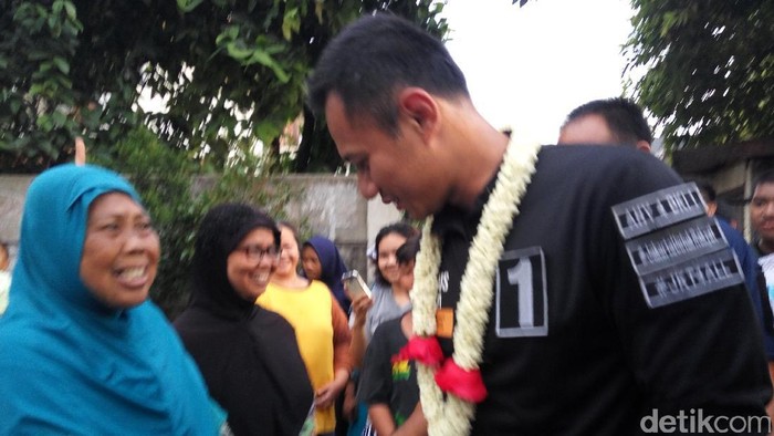 Gerilya di Semper, Agus Minta Doa dan Lemparkan Baju Taktisnya