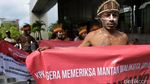 Pemuda Papua Demo Gedung KPK