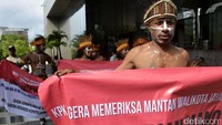 Mereka mendesak KPK untuk segera mengusut kasus dugaan korupsi.