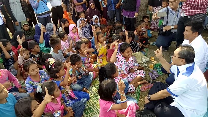 Saat Ketua MPR Hibur Anak Korban Gempa Aceh