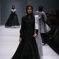 Koleksi Ayu Dyah Andari mengangkat tema The Swan di Jakarta Fashion Week 2017. Senayan City. Jakarta. [Foto: Mohammad Abduh/Wolipop]