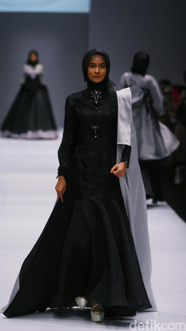 Koleksi Ayu Dyah Andari mengangkat tema The Swan di Jakarta Fashion Week 2017. Senayan City. Jakarta. [Foto: Mohammad Abduh/Wolipop]