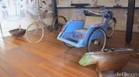 Secret garden Village memiliki banyak spot untuk berfoto. Termasuk di Beauty Heritage Museum ini, disediakan spot khusus untuk berfoto dengan becak dan sepeda ontel (Afif/detikTravel)