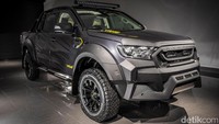 Mobil pertama adalah Ford Ranger, pikap truk custom ini juga hanya tersedia 460 unit di Eropa dan Inggris. Interiornya juga dilengkapi jok kulit yang dijahit rapi sementara eksteriornya berwarna hitam gelap yang dilengkapi logo 46 dan pelek off road. Foto: http://www.vr46-cars.com
