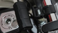 USB Charger di batang setang motor V-Ixion. Foto: Yamaha
