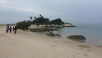 Pantai Parai Tenggiri adalah salah satu destinasi wisata unggulan di Bangka. Pantai berpasir putih ini sangat menarik untuk dikunjungi dan jadi lokasi foto-foto yang keren (Niken/detikTravel)
