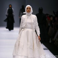 Koleksi Ayu Dyah Andari mengangkat tema The Swan di Jakarta Fashion Week 2017. Senayan City. Jakarta. [Foto: Mohammad Abduh/Wolipop]