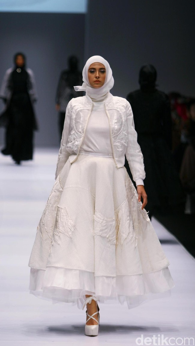 Koleksi Ayu Dyah Andari mengangkat tema The Swan di Jakarta Fashion Week 2017. Senayan City. Jakarta. [Foto: Mohammad Abduh/Wolipop]