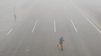 Lebih dari 40 kota telah mengeluarkan peringatan dan 22 kota dengan waspada merah, termasuk kota pembuat baja di Tangshan, Provinsi Hebei, serta Jinan di Provinsi Shandong yang kaya akan batu bara. REUTERS/Stringer.