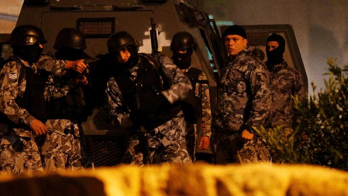 Jordanian policemen operate in the vicinity of Karak Castle, where armed gunmen carried out an attack, in the city of Karak, Jordan, December 18, 2016.REUTERS/Muhammad Hamed