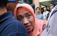Selesai Diperiksa, Dora Natalia Tutupi Muka dan Bungkam