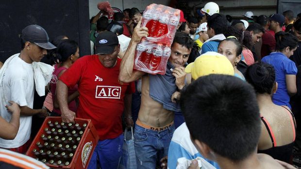 Warga Venezuela menjarah toko-toko