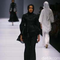 Koleksi Ayu Dyah Andari mengangkat tema The Swan di Jakarta Fashion Week 2017. Senayan City. Jakarta. [Foto: Mohammad Abduh/Wolipop]