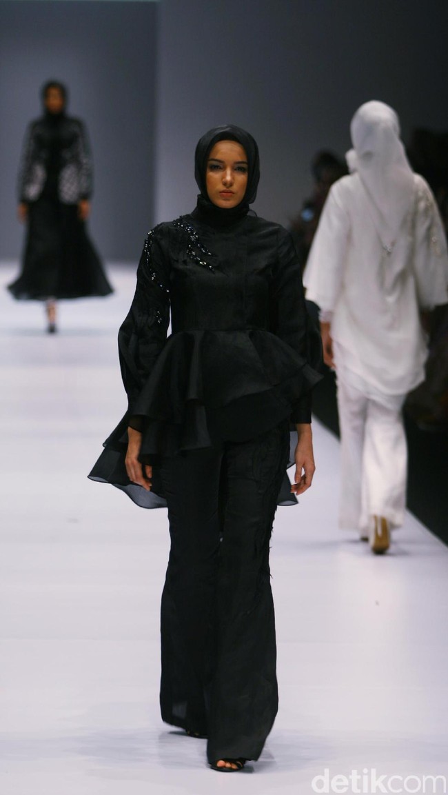 Koleksi Ayu Dyah Andari mengangkat tema The Swan di Jakarta Fashion Week 2017. Senayan City. Jakarta. [Foto: Mohammad Abduh/Wolipop]