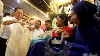 Agus Martowardojo memilih baju koko di salah satu kios di Blok M Square.