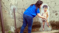 Komplek pusat seni ini memang mewadahi seniman-seniman muda Taiwan yang ingin memamerkan karyanya. Di berbagai sudut pun bisa dijumpai dengan mudah karya seni, seperti lukisan bocah yang ada keran airnya ini. Wisatawan bisa berfoto seakan-akan sedang cuci tangan memakai air pipis bocah itu (Wahyu/detikTravel)