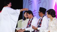 Ahok juga ditaburi bunga oleh sang ibu.