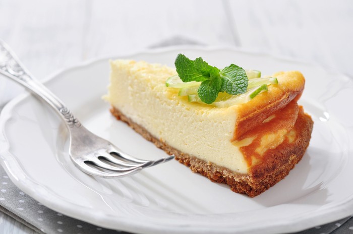 Cookie Cheesecake, Jam strawberries and kiwi fruit.