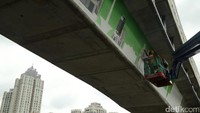 Mural bergambar siluet bangunan dan gedung tinggi di Jakarta.